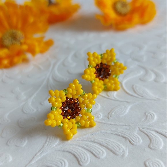 Handwoven sunflower studs - Picture 3 of 3